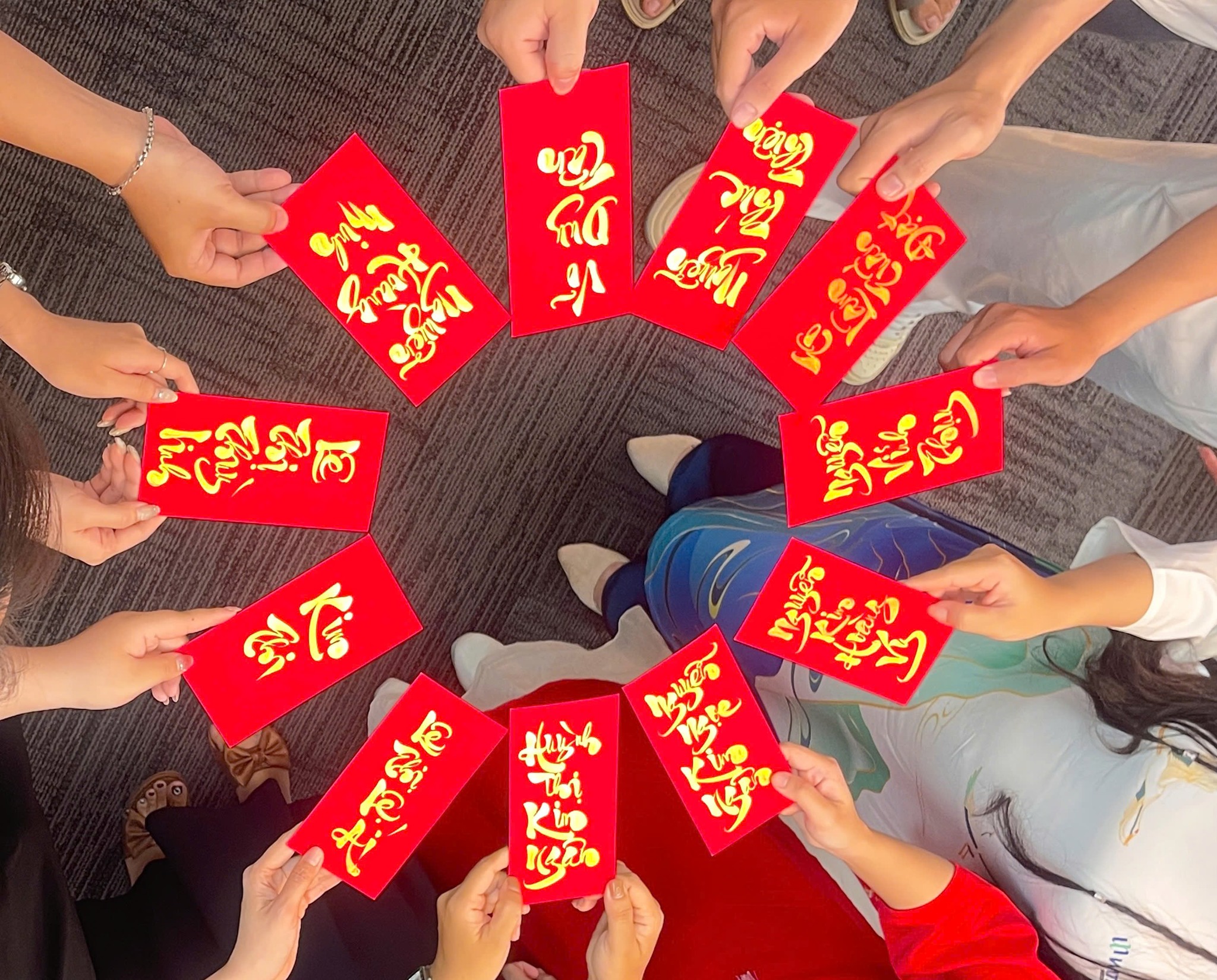 Điểm đặc biệt của bao lì xì là được thư pháp gia viết tên từng thành viên lên trên.