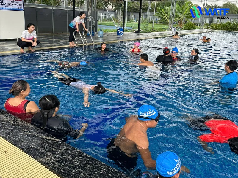 Cả lớp còn được chuyển giao kỹ năng bơi "thong dong"